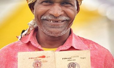 सुशासन तिहार में वनांचल के किसान गोवर्धन को मिला किसान किताब की द्वितीय प्रति