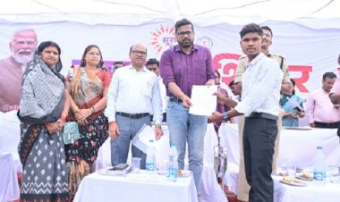 हिमशिखर गुप्ता ने समाधान शिविर में चन्द्रशेखर ध्रुव को सौपा अनुकंपा नियुक्ति पत्र