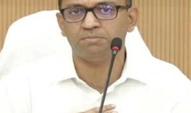 सड़क किनारे अतिक्रमण करके सामान रखने वाले दुकानदारों के विरुद्ध की जाए कार्यवाही : कलेक्टर