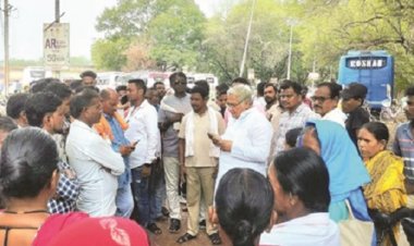 निगम में धरने पर बैठे कर्मियों के समर्थन में उतरे पूर्व विधायक अरुण वोरा