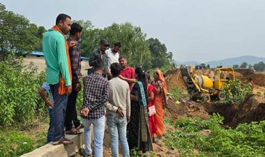 महादेव तालाब सौंदर्यीकरण में लापरवाही, नपा अध्यक्ष ने ठेकेदार को लगाई फटकार