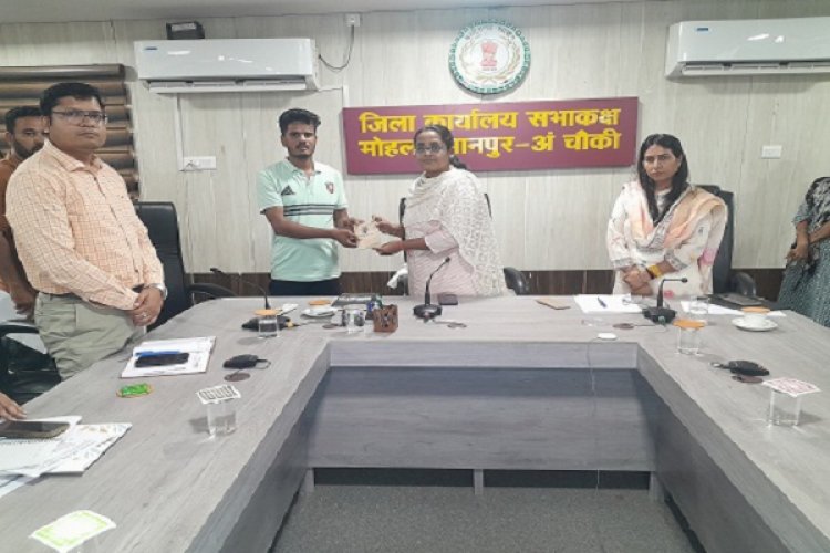 किसान लक्ष्मी नाथ को मिली नई ऋण पुस्तिका