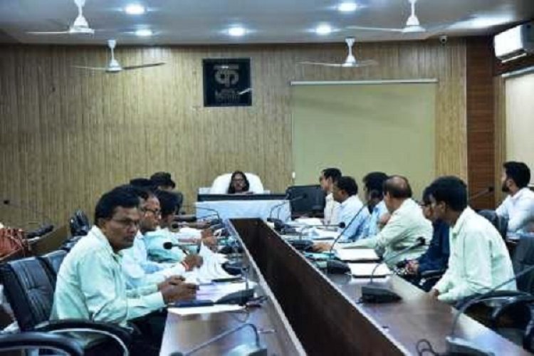 किसानों को पर्याप्त बीज और खाद वितरण सुनिश्चित करें : कलेक्टर