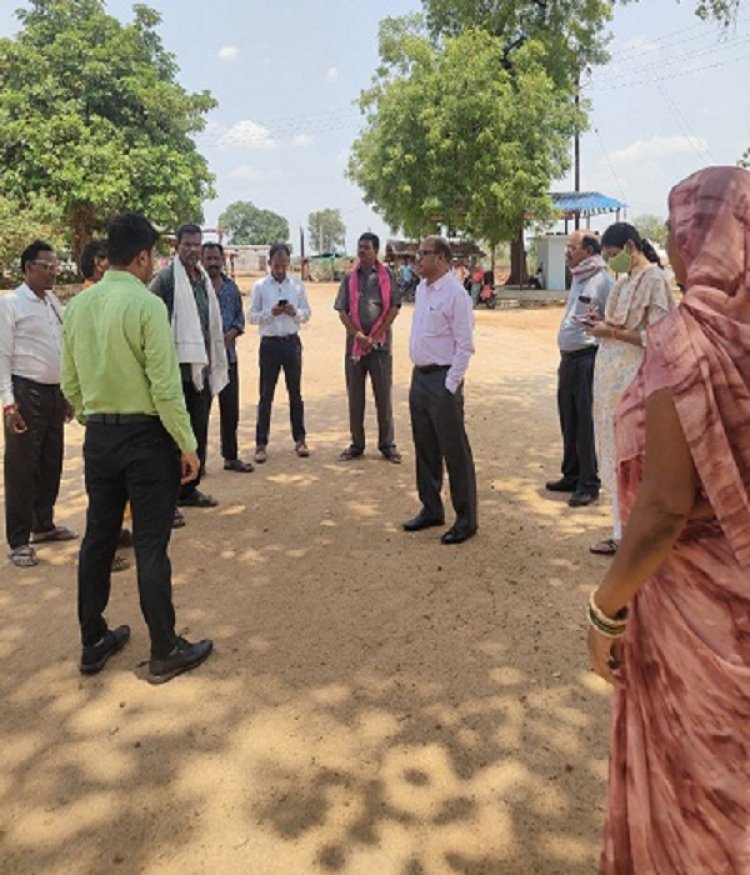 कलेक्टर ने समाधान शिविर की तैयारियों का जायजा लेने विभिन्न गांव का किया दौरा