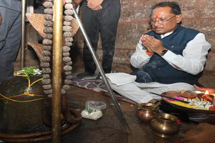 सीएम साय ने तेरहवीं शताब्दी के शिव-हनुमान मंदिर के किए दर्शन