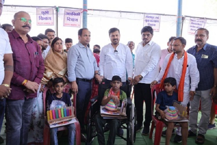 सुशासन तिहार : तृतीय चरण में ग्राम परसतराई में लगा समाधान शिविर