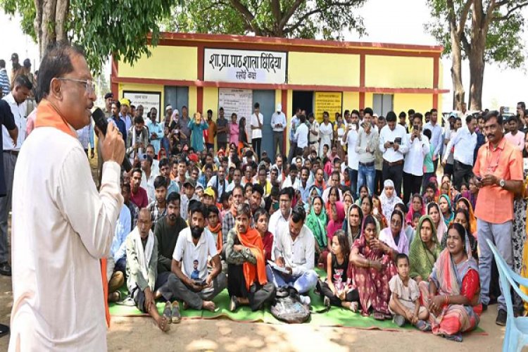 सुशासन त्यौहार: मुख्यमंत्री ने छिंदिया गांव में चौपाल लगाकर ग्रामीणों से किया संवाद