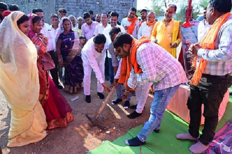 खाद्यमंत्री ने किया संबलपुर में सीसी सड़क निर्माण कार्य का भूमिपूजन