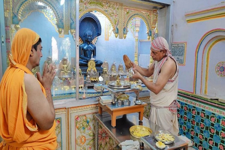 भारत में शांति-समृद्धि के लिए दिगंबर जैन मंदिर में विशेष अभिषेक व शांति धारा