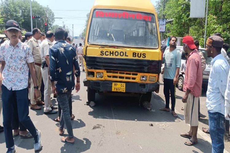 भोपाल के लाल बत्ती चौक पर तेज रफ्तार स्कूल बस ने मचाया कोहराम, कई वाहनों को मारी टक्कर