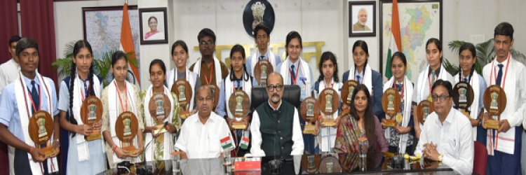 राज्यपाल श्री रमेन डेका से 10वीं एवं 12वीं बोर्ड परीक्षाओं के प्रावीण्य सूची में स्थान बनाने वाले विद्यार्थियों ने की मुलाकात