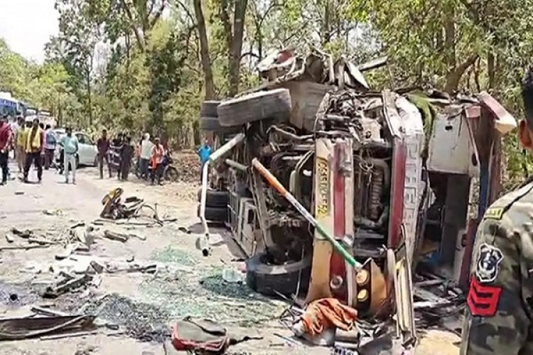 ओवरटेक के चक्कर में पलटी बस, दर्जन भर यात्री घायल...