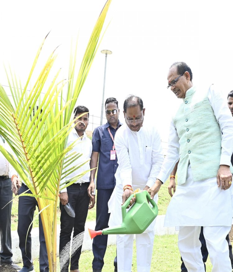 पर्यावरण संरक्षण की दिशा में महत्वपूर्ण पहल: मुख्यमंत्री और केंद्रीय कृषि मंत्री ने नवा रायपुर में किया नारियल पौधे का रोपण