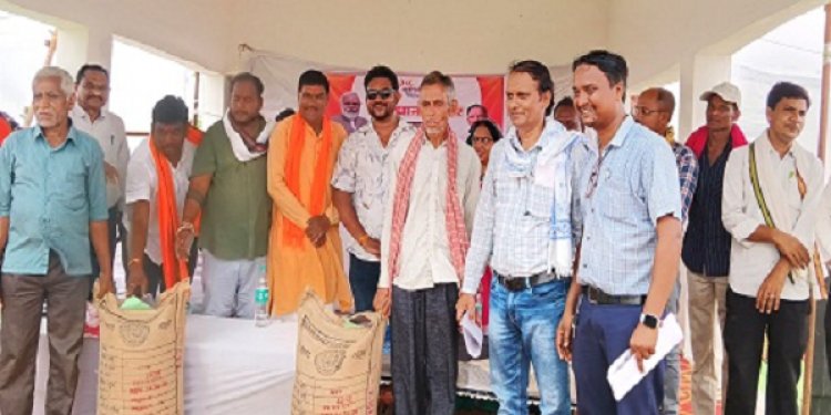 देवरी समाधान शिविर में किसानों को वितरित किए गए धान बीज