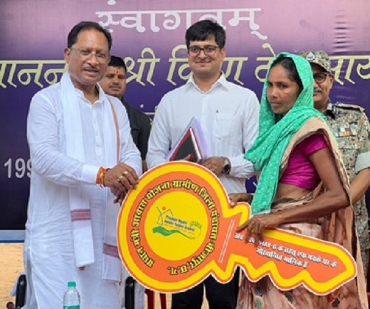 मुख्यमंत्री ने पीड़ितों को आवास की चाबी दी, हितग्राहियों का धन्यवाद
