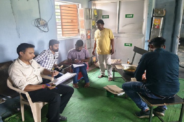 जिला चिकित्सालय में संचालित केंटीन में खाद्य सामग्रियों की जांच की गई