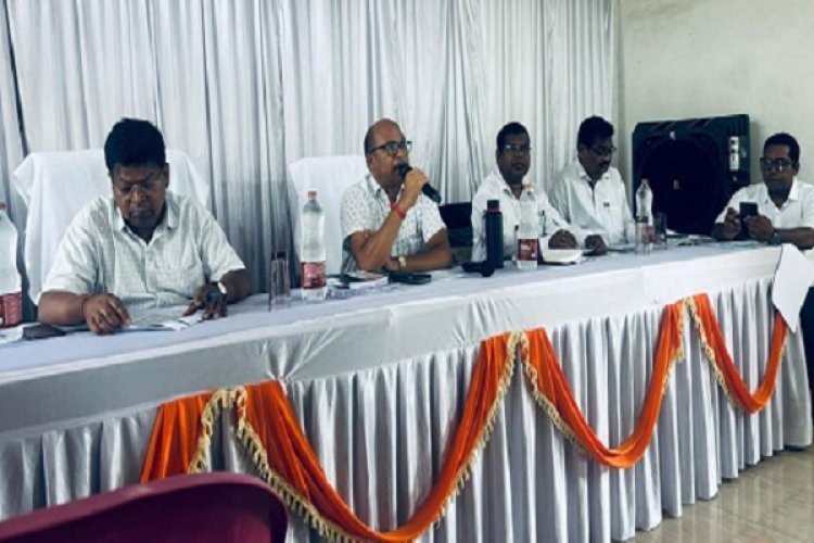 कलेक्टर ने देवभोग ब्लॉक के पीएम आवास योजना की समीक्षा की