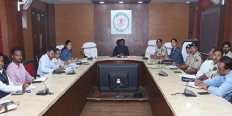 कलेक्टर ने राजस्व अधिकारियों की ली समीक्षा बैठक