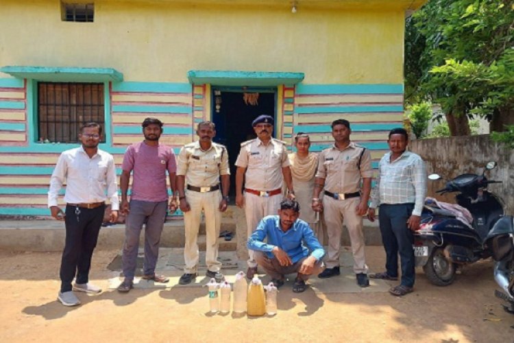 9.50 बल्क लीटर अवैध हाथ भट्टी महुआ शराब बरामद