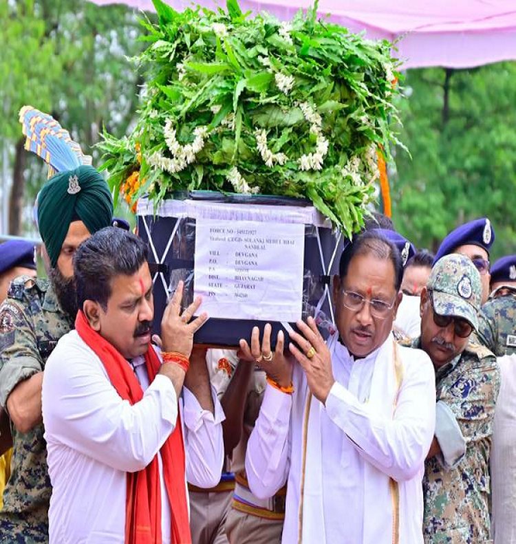 सीएम साय ने नक्सल मुठभेड़ में शहीद जवान के पार्थिव शरीर को दिया कंधा