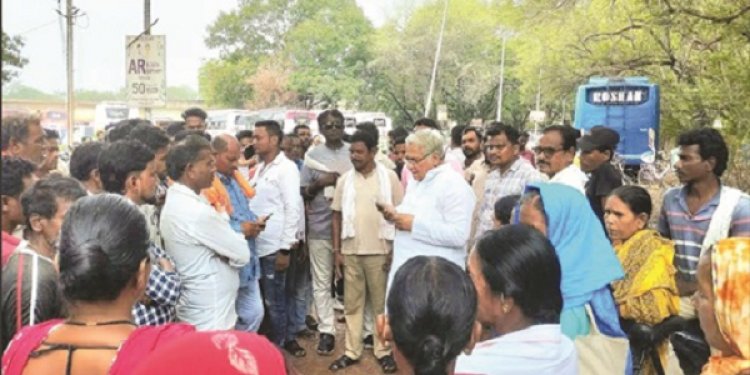 निगम में धरने पर बैठे कर्मियों के समर्थन में उतरे पूर्व विधायक अरुण वोरा