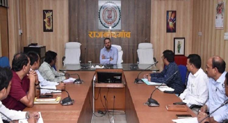 कलेक्टर ने ली सीएसईबी के अधिकारियों एवं कांट्रेक्टर्स की बैठक