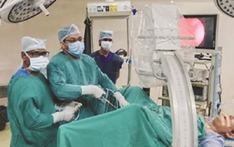 हाइटेक में दो मरीजों की स्टैग-हॉर्न सर्जरी एक साथ सफल