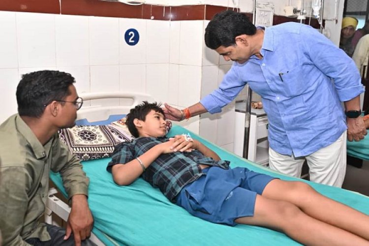 आकाशीय बिजली हादसे में घायल पीड़ितों से मिलने पहुंचे राजस्व मंत्री