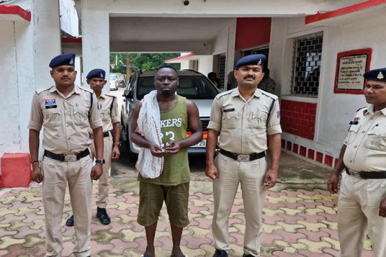 जशपुर में बिना वीजा-पासपोर्ट के घूमता मिला नाइजीरियन नागरिक, पुलिस ने पकड़ा