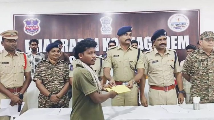 17 नक्सलियों ने किया आत्मसमर्पण, सुरक्षा बलों की सख्ती और पुनर्वास नीति का असर