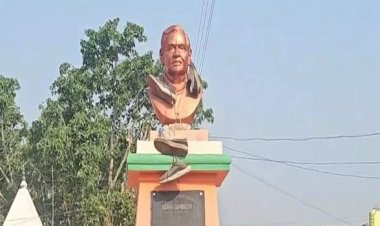 असामाजिक तत्वों ने पूर्व प्रधानमंत्री की प्रतिमा पर डाली जूतों की माला, ग्रामीणों में आक्रोश