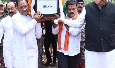 मुख्यमंत्री ने शहीद एएसपी गिरपुंजे के पार्थिव शरीर को कंधा देकर दी अंतिम विदाई