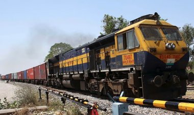 ट्रैक पर आराम कर रहे मजदूर मालगाड़ी की चपेट में आए, 2 की मौत, 2 घायल