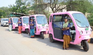 नवा रायपुर में महिलाएं दौड़ा रही पिंक ई-रिक्शा