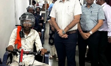 कलेक्टर ने जन चौपाल में तीन दिव्यांग हितग्राहियों को मोटराइज्ड ट्राइसिकल प्रदान की