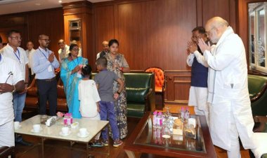 अमित शाह ने शहीद आकाश राव गिरिपुंजे के परिजनों से की मुलाकात