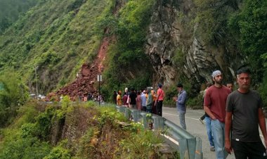 बदरीनाथ हाईवे पर गिरा मलबा, बाल-बाल बचे यात्री...
