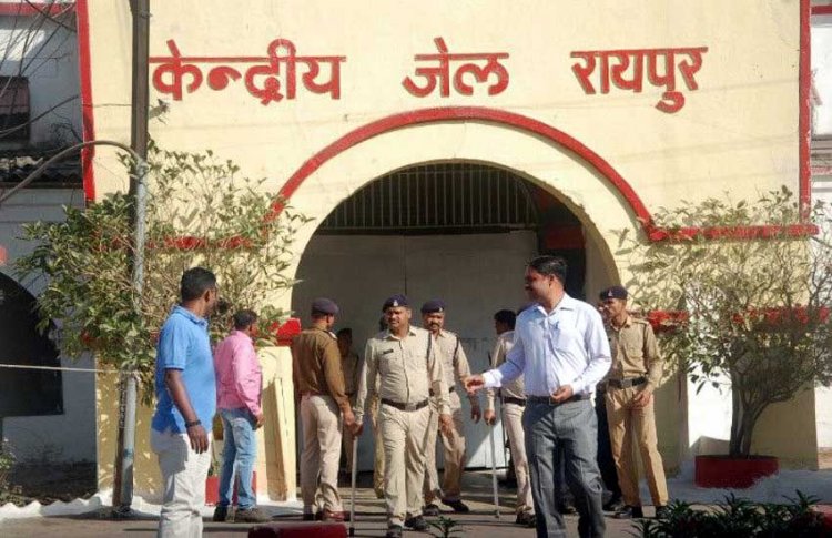 विधायक सावित्री मंडावी ने रायपुर केंद्रीय जेल में बंद लखमा से की मुलाकात