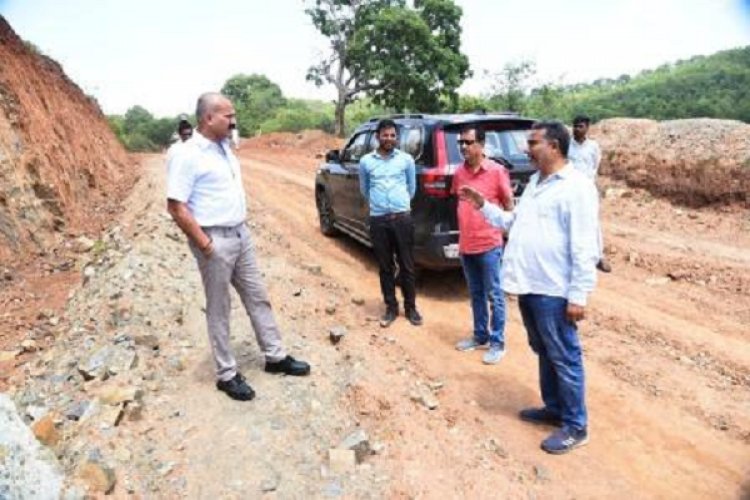 कलेक्टर ने जनमन योजना अंतर्गत निर्माणाधीन सड़कों का किया निरीक्षण