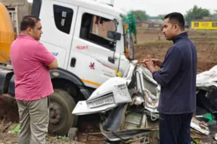 एमपी के झाबुआ में बड़ा हादसा : शादी समारोह से लौट रहे परिवार की कार पर पलटा सीमेंट से भरा ट्रॉला, 9 की मौत