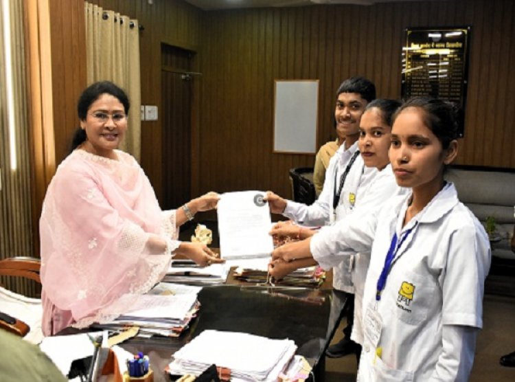 कलेक्टर ने जाॅब प्राप्त करने वाले जिले के नवयुवकों को प्रमाण पत्र प्रदान कर दी शुभकामनाएं