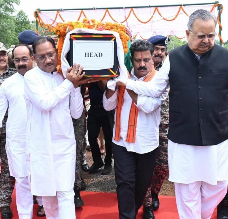 मुख्यमंत्री ने शहीद एएसपी गिरपुंजे के पार्थिव शरीर को कंधा देकर दी अंतिम विदाई