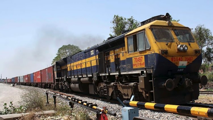 ट्रैक पर आराम कर रहे मजदूर मालगाड़ी की चपेट में आए, 2 की मौत, 2 घायल