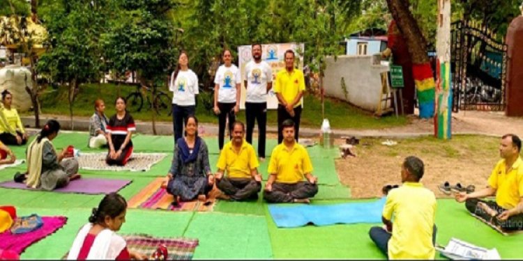 निशुल्क योग शिविर में समनवित सामूहिक योग का प्रदर्शन