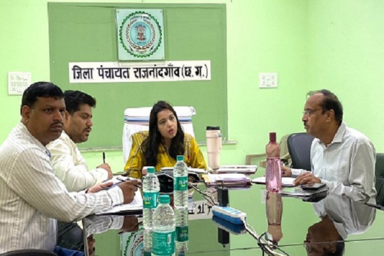 जिला पंचायत सीईओ ने विभिन्न योजनाओं एवं कार्यक्रमों की विस्तृत समीक्षा की
