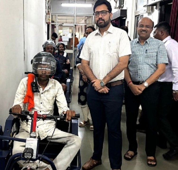 कलेक्टर ने जन चौपाल में तीन दिव्यांग हितग्राहियों को मोटराइज्ड ट्राइसिकल प्रदान की
