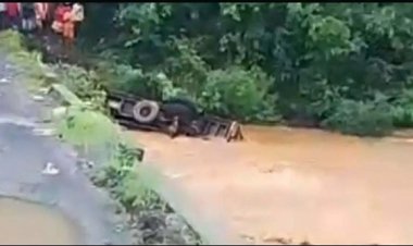 बलरामपुर में नदी उफान पर, पुल पार करते ट्रक पलटा