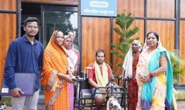 सीएम कैंप कार्यालय में दिव्यांग नारायण सिंह को मिली ट्राईसायकल