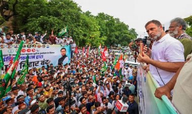 बिहार में हमारे वोटरों की चोरी कर रहा चुनाव आयोग: राहुल
