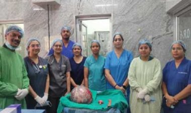 65 वर्षीय महिला के पेट से निकाला गया 10 किलो से अधिक वजन का ट्यूमर